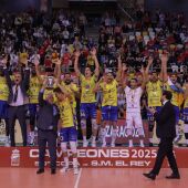 La plantilla del Guaguas en el podio de la Copa del Rey