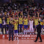 La plantilla del Guaguas en el podio de la Copa del Rey La plantilla del Guaguas en el podio de la Copa del Rey