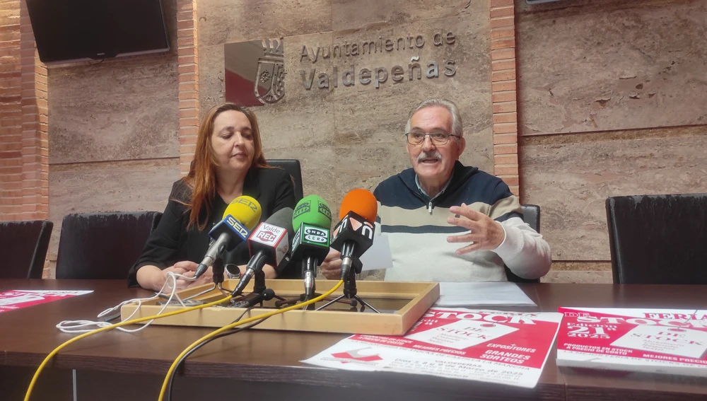 Julia Cejudo, concejala de Desarrollo Empresarial, y Jesús Merlo, presidente de Valdepeñas Comercial Julia Cejudo, concejala de Desarrollo Empresarial, y Jesús Merlo, presidente de Valdepeñas Comercial