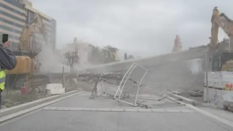Restablecido el tráfico en el Paseo Marítimo de Palma tras la demolición del puente de Paraires y la retirada de la pasarela del Hotel Mediterráneo Restablecido el tráfico en el Paseo Marítimo de Palma tras la demolición del puente de Paraires y la retirada de la pasarela del Hotel Mediterráneo