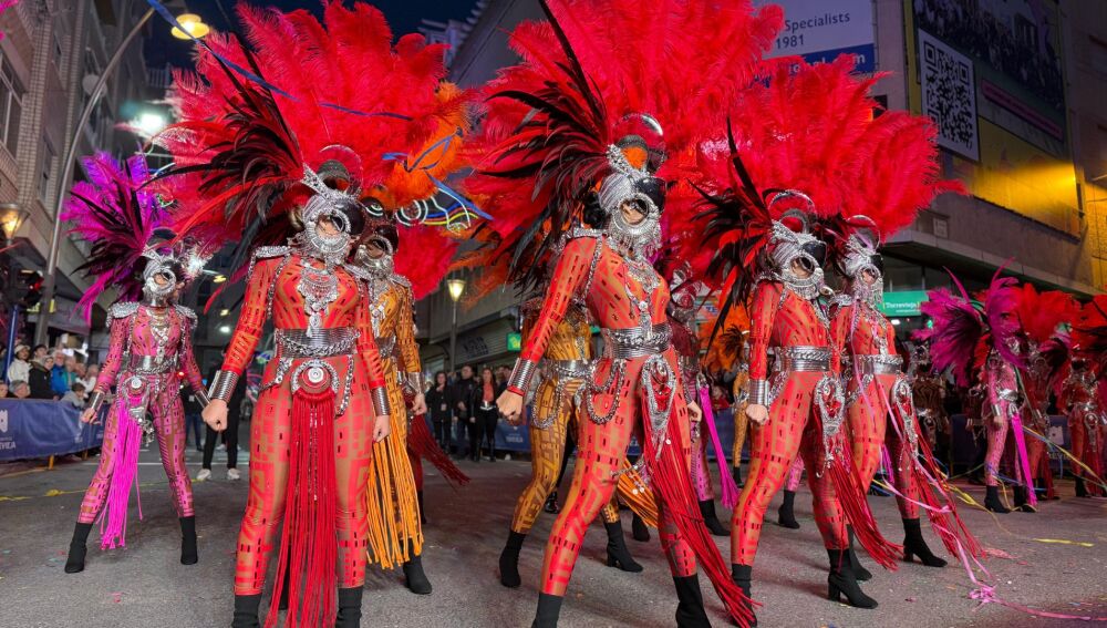 Miles de personas presencian el Gran Desfile Concurso del Carnaval de Torrevieja 