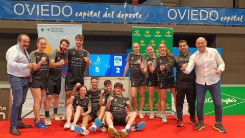 22-2 Los integrantes de Club Badminton Oviedo, despu&eacute;s de ganar al Intercity Alicante y asegurar las semifinales por la Liga en casa
