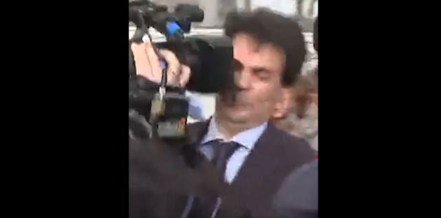 El novio de Ayuso recibe un golpe en la cabeza con una cámara de televisión a su salida del juzgado El novio de Ayuso recibe un golpe en la cabeza con una cámara de televisión a su salida del juzgado