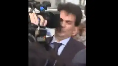 Momento en el que el novio de Isabel Díaz Ayuso, Alberto González Amador, ha sido golpeado por la cámara