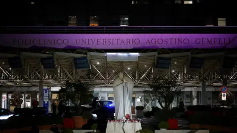 Imagen del Hospital Gemelli, con la estatua del papa Juan Pablo II. Imagen del Hospital Gemelli, con la estatua del papa Juan Pablo II.