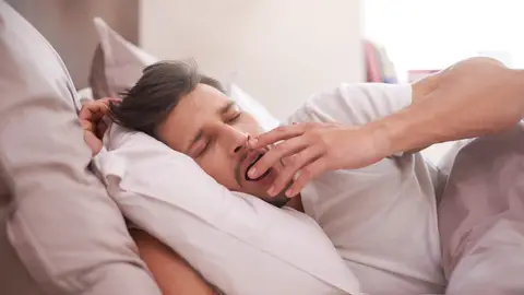 Hombre bostezando