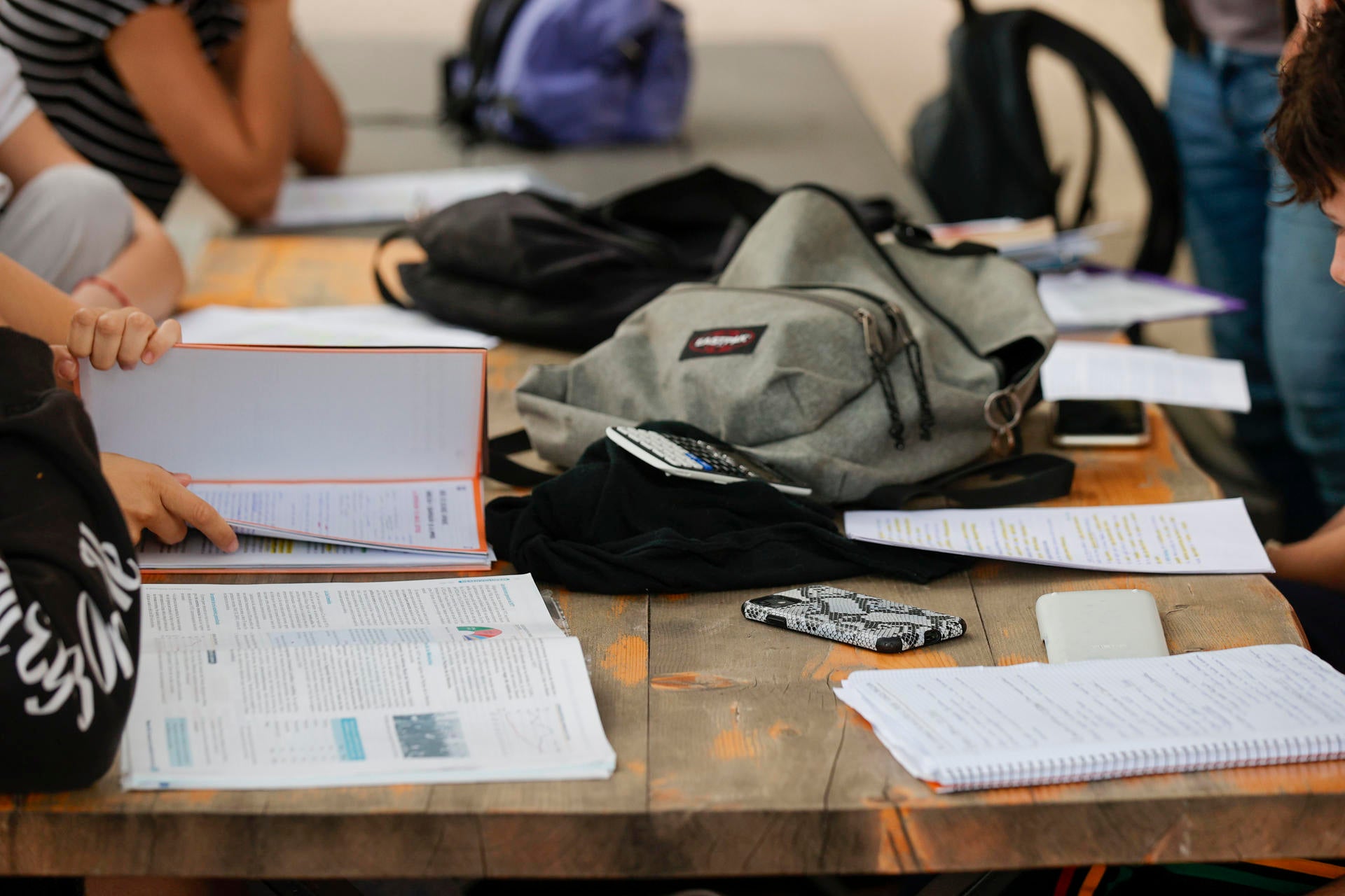 La prohibición del móvil en los colegios llega a toda a España: así se regula en cada comunidad autónoma La prohibición del móvil en los colegios llega a toda a España: así se regula en cada comunidad autónoma
