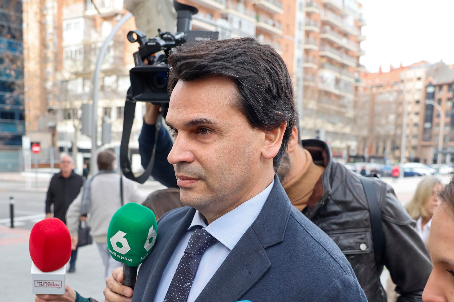 El novio de Ayuso, ¿agredido por un cámara?: las imágenes que aclaran el choque de González Amador El novio de Ayuso, ¿agredido por un cámara?: las imágenes que aclaran el choque de González Amador