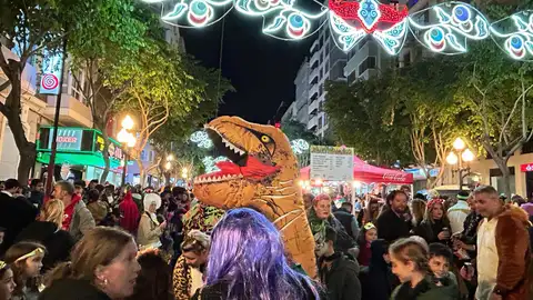 Alicantinos disfrutando del sábado ramblero en carnaval Alicantinos disfrutando del sábado ramblero en carnaval