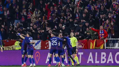 El Eldense celebra el gol de Ortuño junto a su afición. El Eldense celebra el gol de Ortuño junto a su afición.