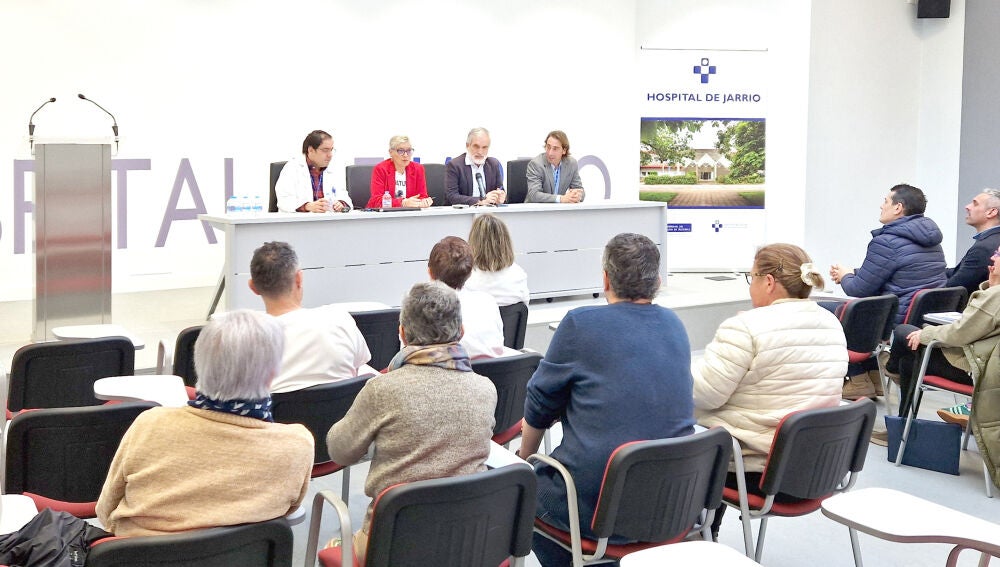 Saavedra en la reunión de la junta de personal informando sobre fusión áreas.