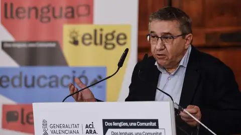 El conseller de Educación, José Antonio Rovira, durante la presentación de la campaña sobre la elección de la lengua base. El conseller de Educación, José Antonio Rovira, durante la presentación de la campaña sobre la elección de la lengua base.