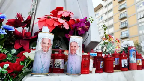 Flores y velas colocadas al pie de la estatua de Juan Pablo II frente al Hospital Universitario Gemelli, donde permaneció ingresado Francisco. Flores y velas colocadas al pie de la estatua de Juan Pablo II frente al Hospital Universitario Gemelli, donde permaneció ingresado Francisco.