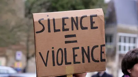 Personas protestando a las afueras del juzgado donde se está celebrando el juicio Personas protestando a las afueras del juzgado donde se está celebrando el juicio