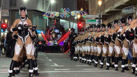 Miles de personas presencian el Gran Desfile Concurso del Carnaval de Torrevieja 
