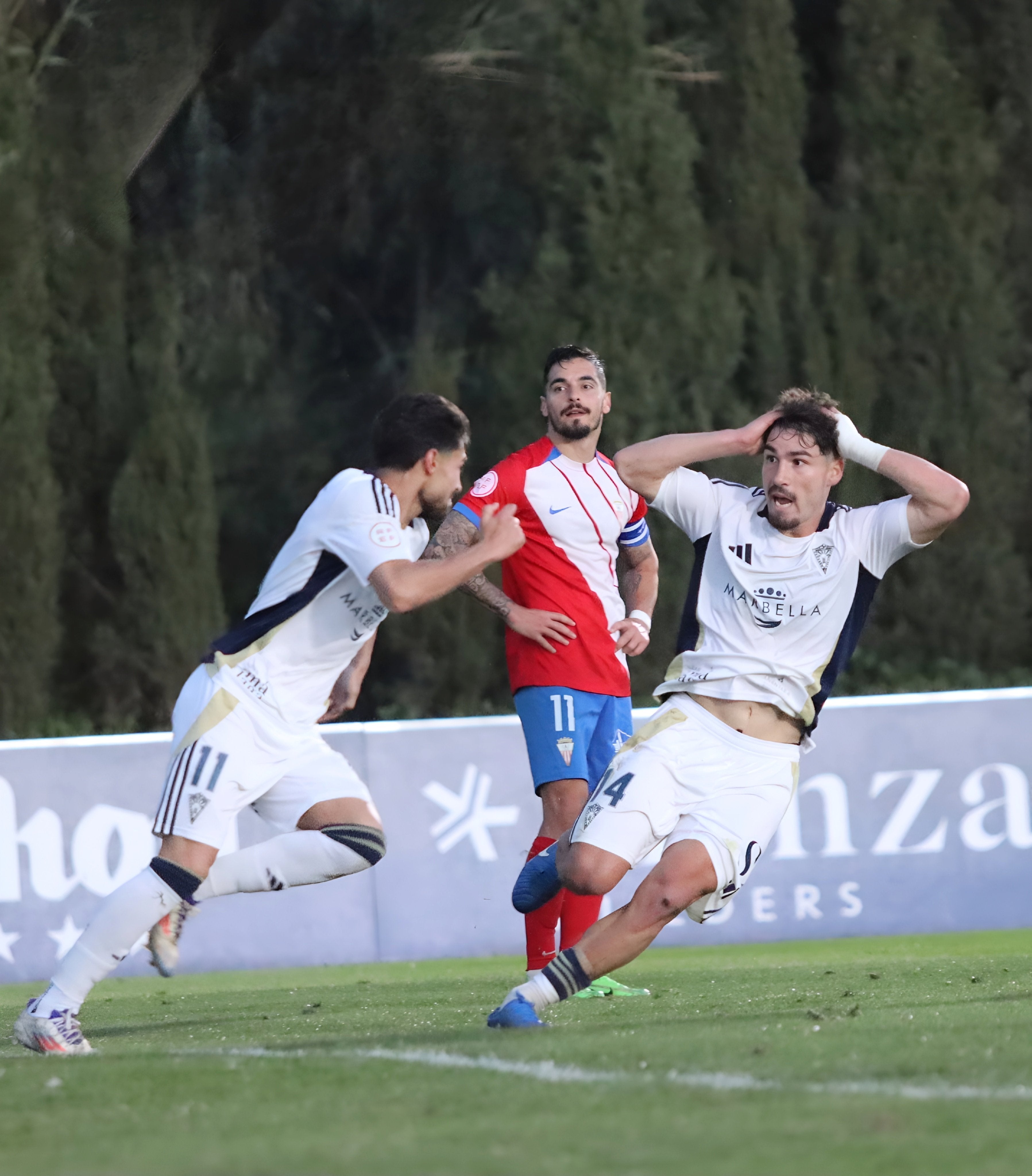 El Marbella respira tras estar al borde del abismo El Marbella respira tras estar al borde del abismo