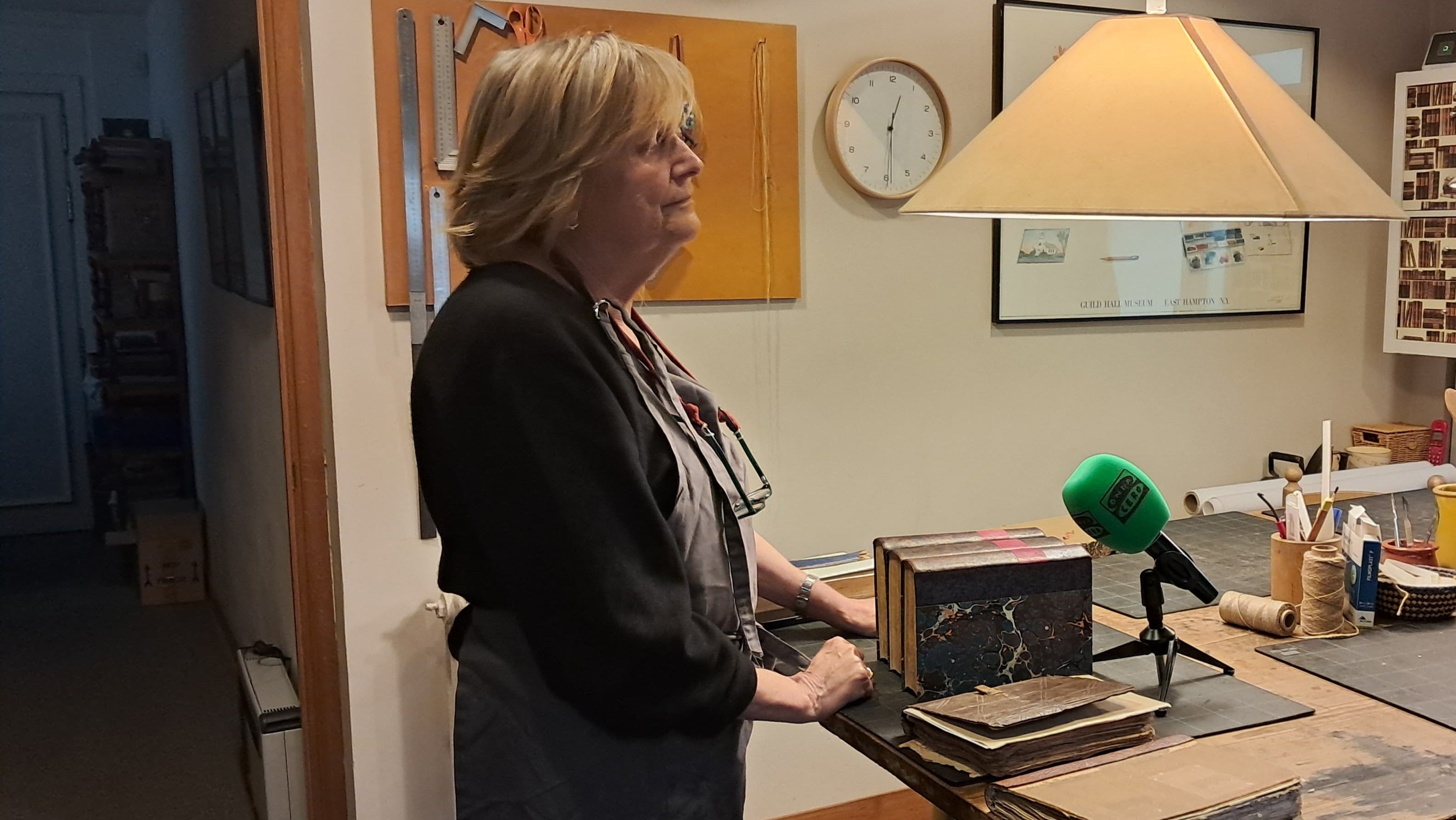 El minucioso trabajo de la restauradora Ana Jessen devuelve la vida a la biblioteca del Monasterio de Yuso El minucioso trabajo de la restauradora Ana Jessen devuelve la vida a la biblioteca del Monasterio de Yuso