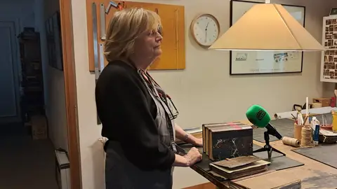 El minucioso trabajo de la restauradora Ana Jessen devuelve la vida a la biblioteca del Monasterio de Yuso El minucioso trabajo de la restauradora Ana Jessen devuelve la vida a la biblioteca del Monasterio de Yuso