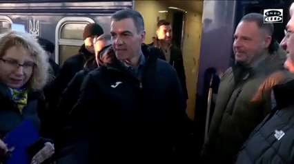 En vídeo: así ha sido la llegada de Pedro Sánchez a Kiev con su tradicional abrigo de Joma En vídeo: así ha sido la llegada de Pedro Sánchez a Kiev con su tradicional abrigo de Joma