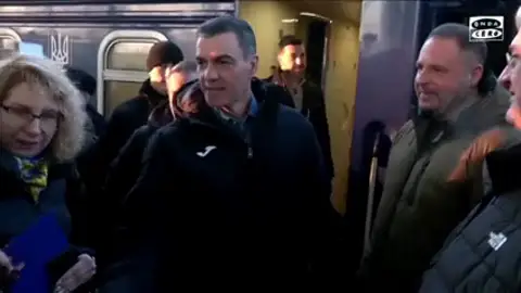 En vídeo: así ha sido la llegada de Pedro Sánchez a Kiev con su tradicional abrigo de Joma En vídeo: así ha sido la llegada de Pedro Sánchez a Kiev con su tradicional abrigo de Joma
