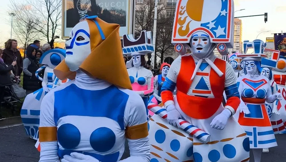 Desfile de Los Chinchetas con Sargadelos en A Coruña Desfile de Los Chinchetas con Sargadelos en A Coruña
