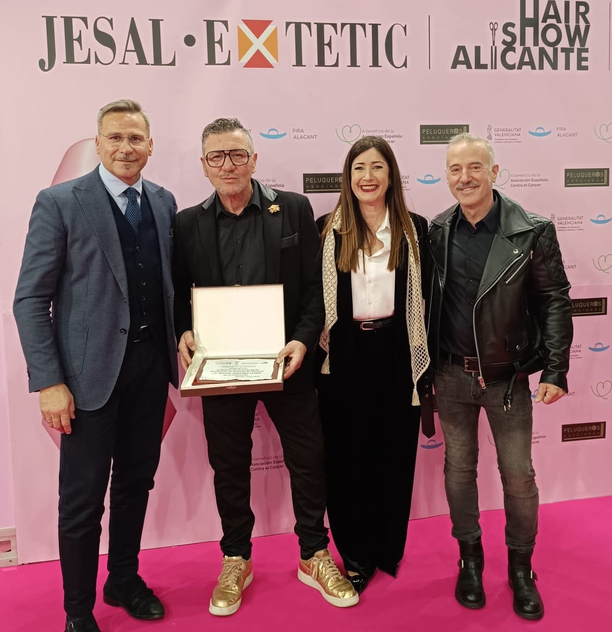 Miguel Noguera, el rey del humor ingenioso, recibe el prestigioso 'Premio Capilo' por su inconfundible estilo escénico Miguel Noguera, el rey del humor ingenioso, recibe el prestigioso 'Premio Capilo' por su inconfundible estilo escénico