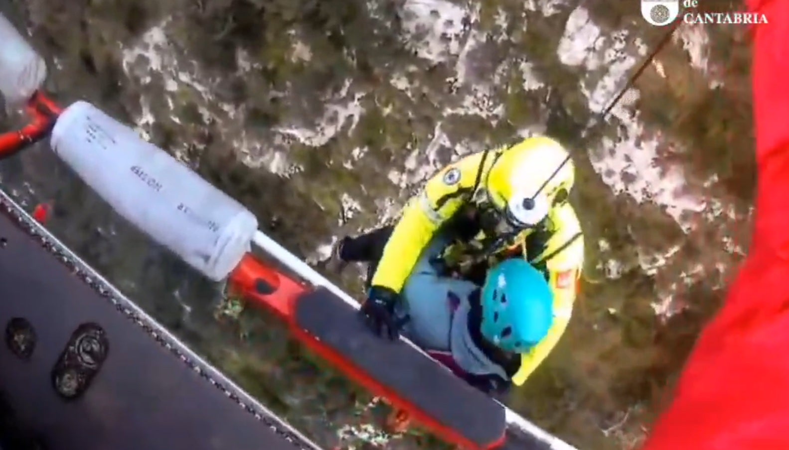 Rescatada en helicóptero una mujer que sufrió un ataque de ansiedad en la Vía Ferrata de La Hermida Rescatada en helicóptero una mujer que sufrió un ataque de ansiedad en la Vía Ferrata de La Hermida