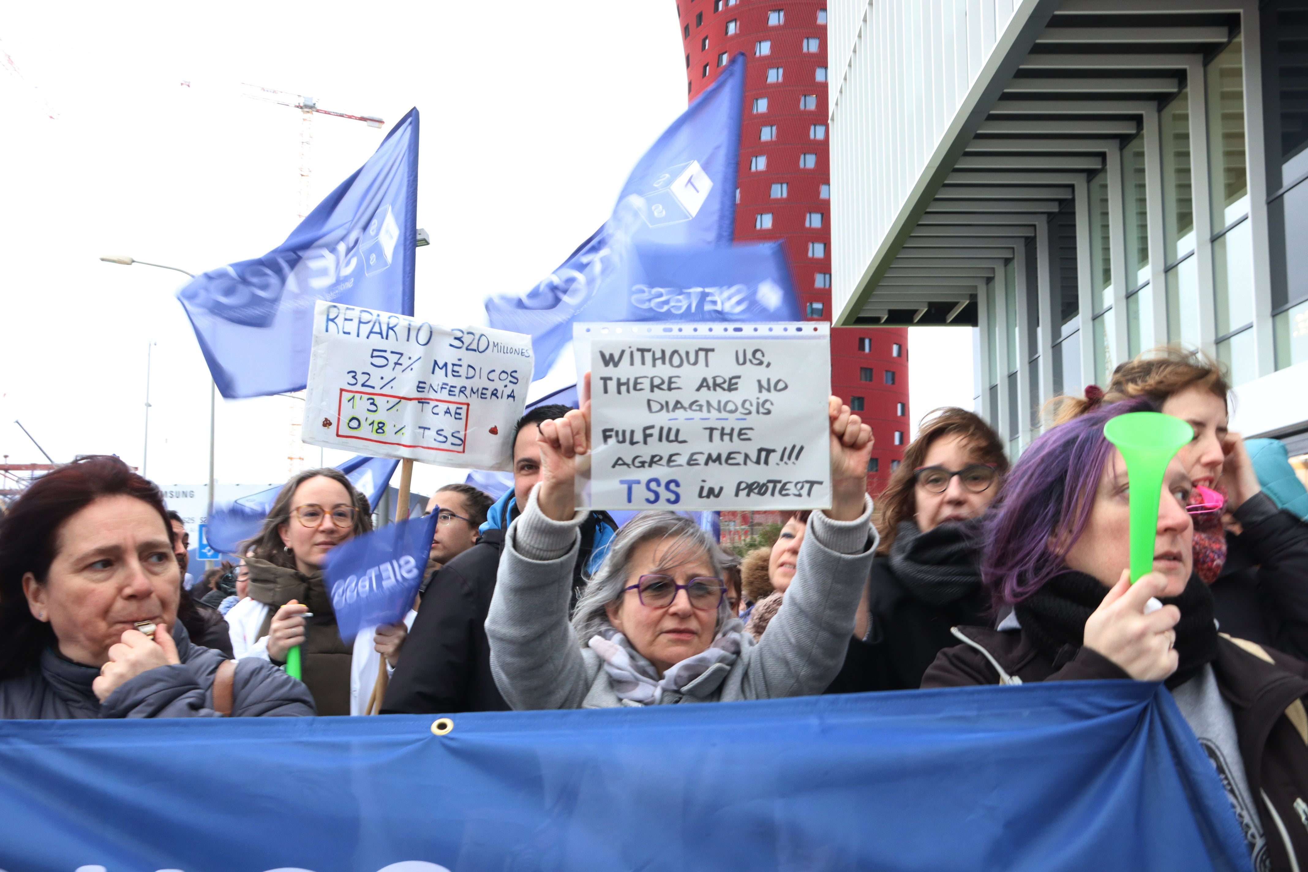 Un centenar de tècnics sanitaris protesten a les portes del MWC Un centenar de tècnics sanitaris protesten a les portes del MWC