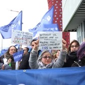 Un centenar de tècnics sanitaris protesten a les portes del MWC Un centenar de tècnics sanitaris protesten a les portes del MWC