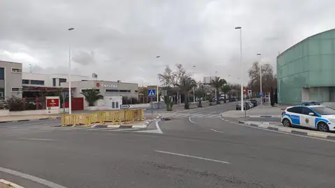 Acceso a la calle Cauce de Elche desde la rotonda del puente del Bimilenario. Acceso a la calle Cauce de Elche desde la rotonda del puente del Bimilenario.