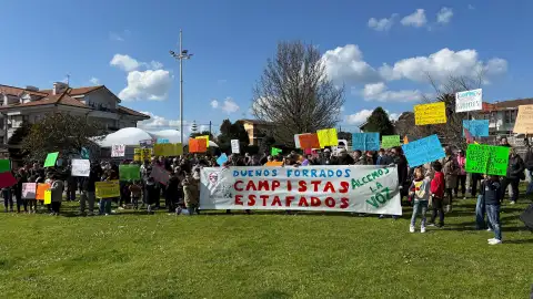 Más de un centenar de campistas se concentran en Ajo por el "engaño" de la dirección del campig Las Arenas