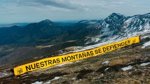 Cantabristas despliega una pancarta gigante contra el "atentado medioambiental" de la vía Reinosa-Potes Cantabristas despliega una pancarta gigante contra el "atentado medioambiental" de la vía Reinosa-Potes