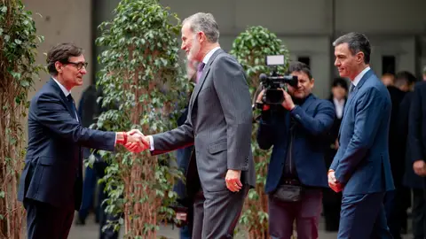 El presidente de la Generalitat de Cataluña, Salvador Illa; el Rey Felipe VI y el presidente del Gobierno, Pedro Sánchez, a su llegada a la inauguración del MWC El presidente de la Generalitat de Cataluña, Salvador Illa; el Rey Felipe VI y el presidente del Gobierno, Pedro Sánchez, a su llegada a la inauguración del MWC/ Lorena Sopêna / Europa Press