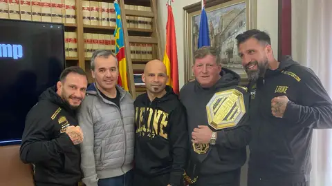 Antonio Puerto (alcalde), Kiko Martínez y los promotores de la instalación. Antonio Puerto (alcalde), Kiko Martínez y los promotores de la instalación.