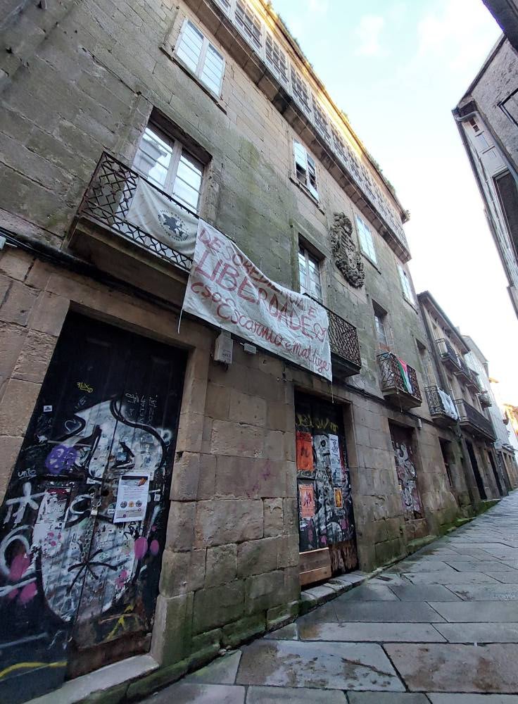 Vecinos del casco histórico lamentan la proliferación de pintadas y cartelería en fachadas de inmuebles como la antigua sede de Cantigas e Agarimos en la Algalia de Arriba Vecinos del casco histórico lamentan la proliferación de pintadas y cartelería en fachadas de inmuebles como la antigua sede de Cantigas e Agarimos en la Algalia de Arriba