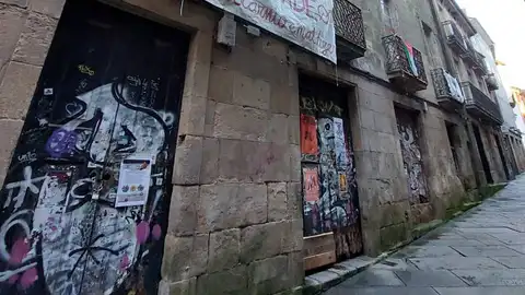 Vecinos del casco histórico lamentan la proliferación de pintadas y cartelería en fachadas de inmuebles como la antigua sede de Cantigas e Agarimos en la Algalia de Arriba Vecinos del casco histórico lamentan la proliferación de pintadas y cartelería en fachadas de inmuebles como la antigua sede de Cantigas e Agarimos en la Algalia de Arriba