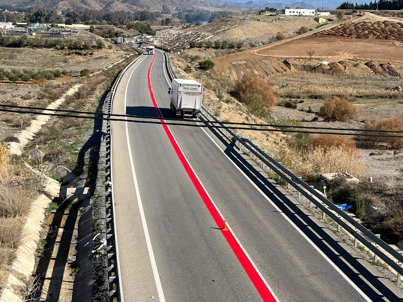 Qué significa la línea roja continua que ha puesto la DGT en algunas carreteras Qué significa la línea roja continua que ha puesto la DGT en algunas carreteras
