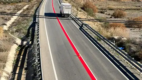 La nueva línea roja que la DGT ha comenzado a implantar en algunas carreteras
