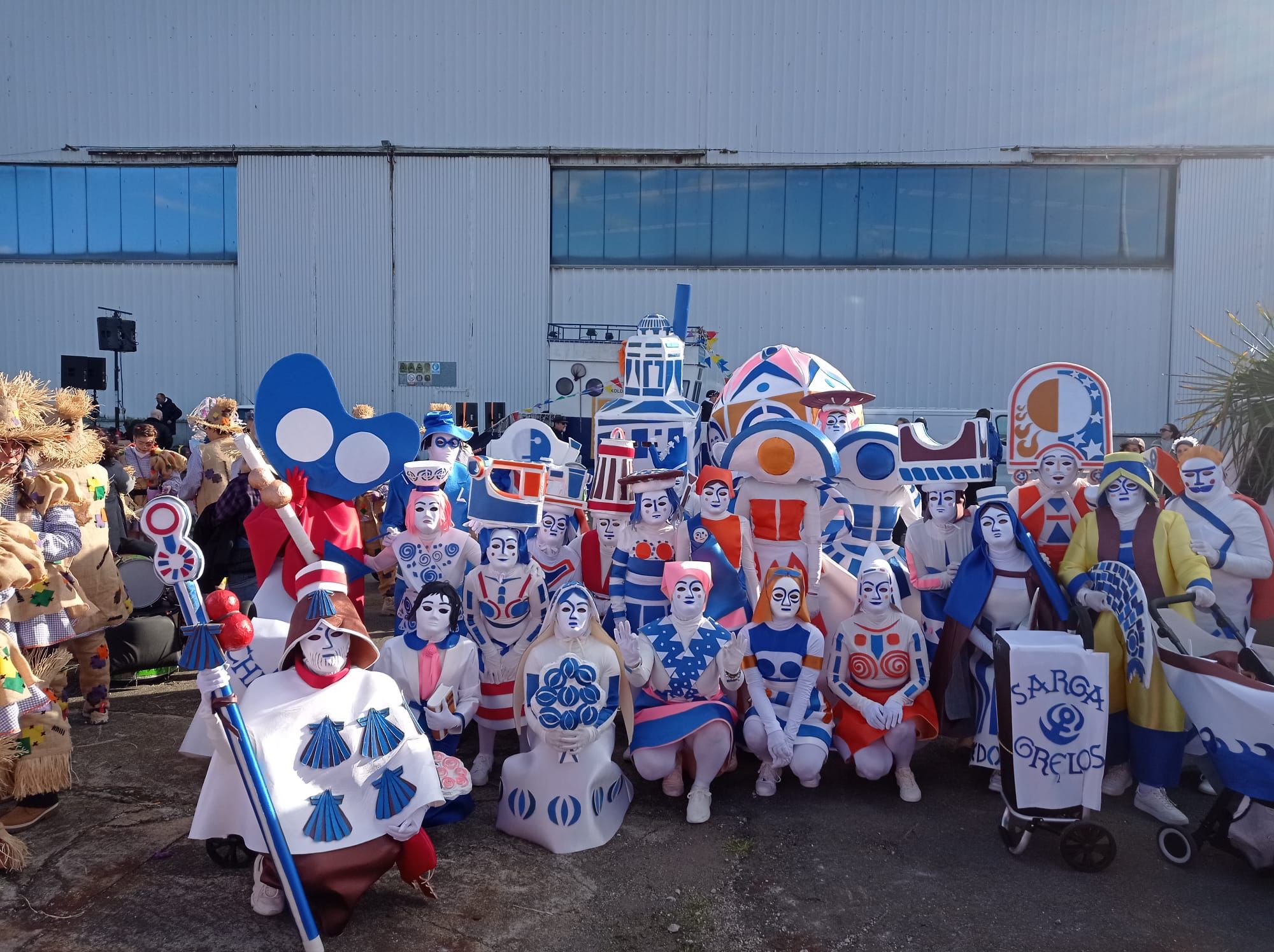 Día grande de entroido en Ferrol y Los Chichetas de Meicende triunfan con Sargadelos en A Coruña Día grande de entroido en Ferrol y Los Chichetas de Meicende triunfan con Sargadelos en A Coruña