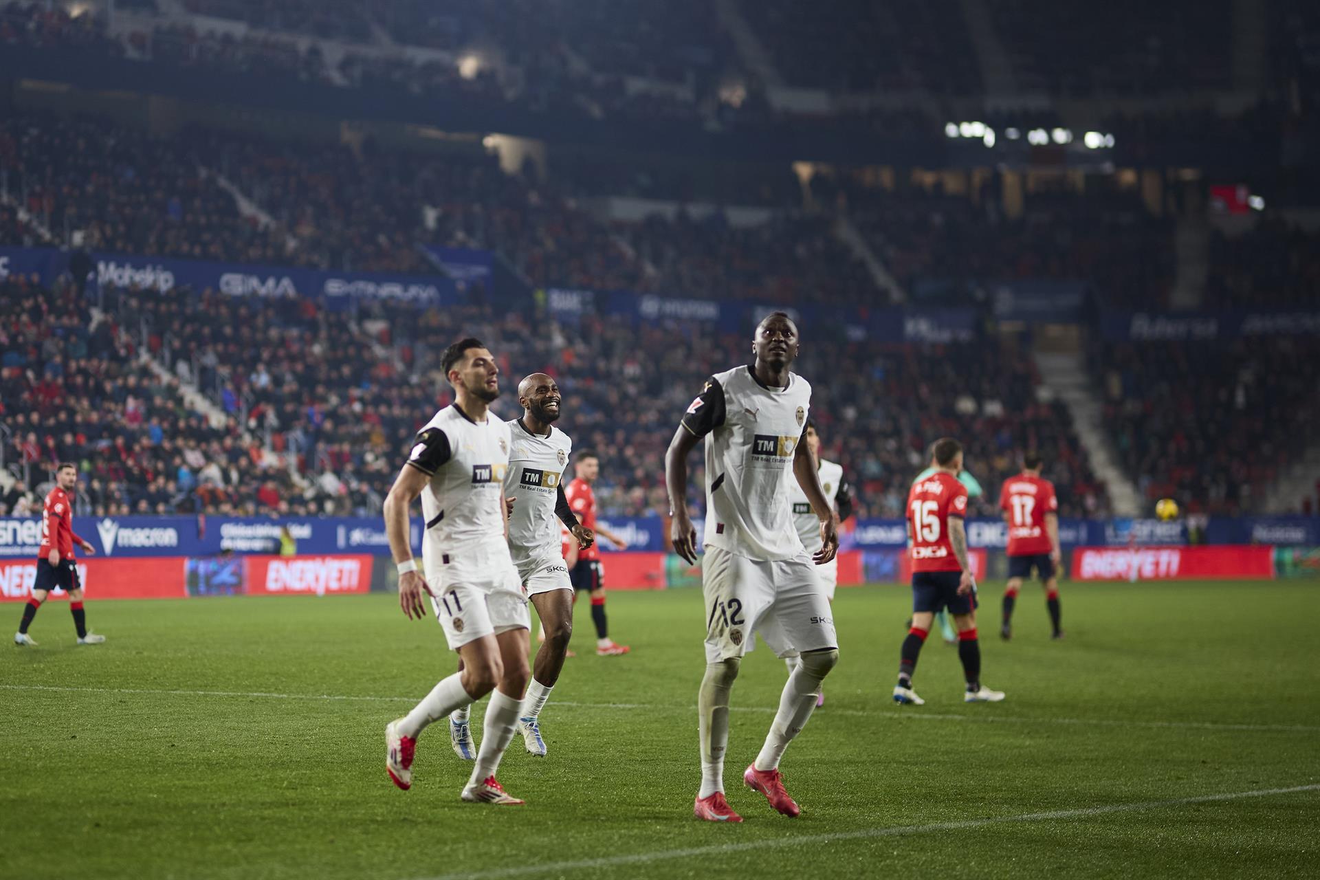 El taconazo de Sadiq salva un punto de oro en El Sadar, antes de la visita del colista a Mestalla El taconazo de Sadiq salva un punto de oro en El Sadar, antes de la visita del colista a Mestalla