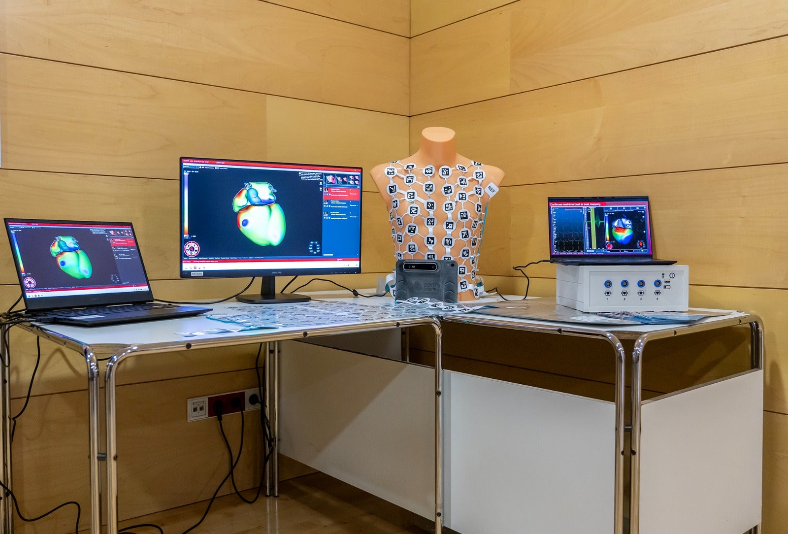 Nuevo hito en la sanidad madrileña: un chaleco con electrodos permite registrar la actividad cardiaca en diez minutos Nuevo hito en la sanidad madrileña: un chaleco con electrodos permite registrar la actividad cardiaca en diez minutos