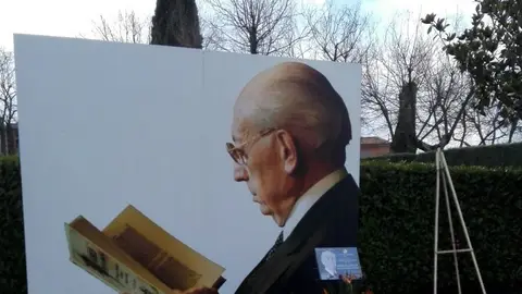 Foto de archivo de un homenaje a Tierno Galván Foto de archivo de un homenaje a Tierno Galván