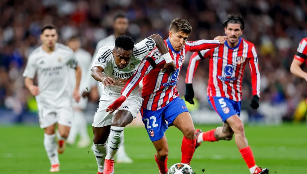Vinicius y Giuliano durante el Real Madrid - Atlético de Champions Vinicius y Giuliano durante el Real Madrid - Atlético de Champions