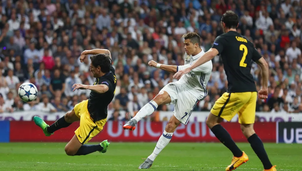 Cristiano Ronaldo marca uno de sus goles al Atlético de Madrid en las semifinales de Champions 2017 Cristiano Ronaldo marca uno de sus goles al Atlético de Madrid en las semifinales de Champions 2017
