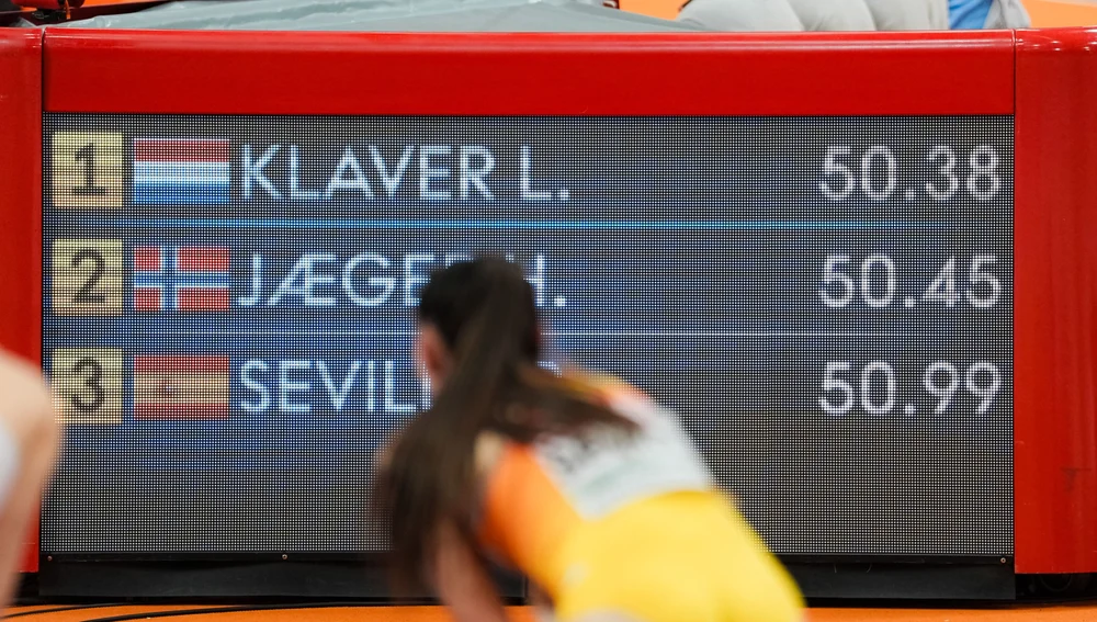 Paula Sevilla viendo su récord de España Paula Sevilla viendo su récord de España