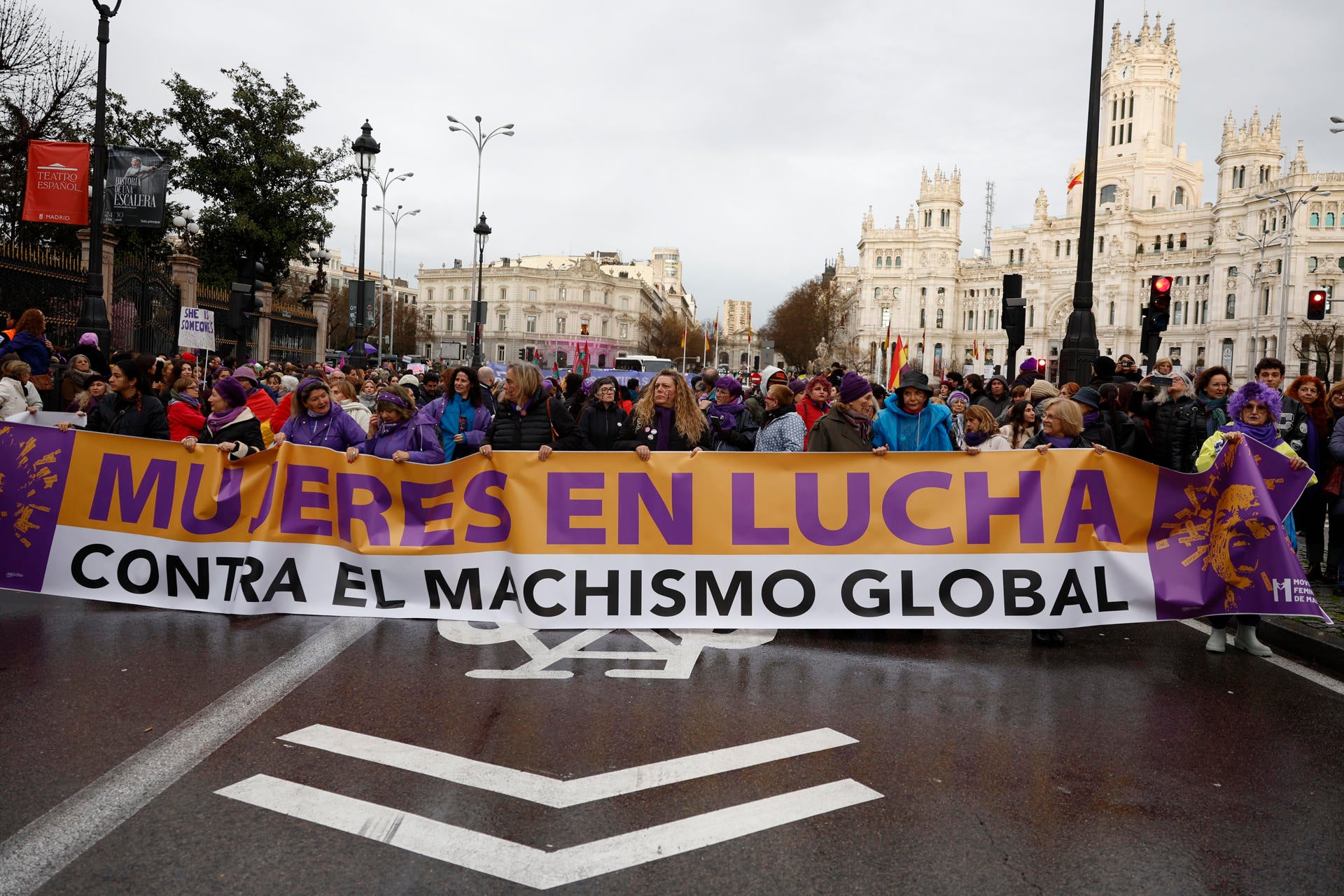 Una nueva oleada de manifestantes toma las calles por el 8M a pesar de la lluvia: "Ni cis, ni trans, mujer nada más" Una nueva oleada de manifestantes toma las calles por el 8M a pesar de la lluvia: "Ni cis, ni trans, mujer nada más"