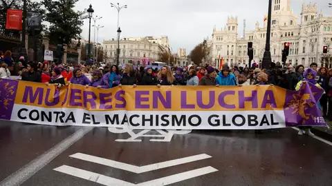 Manifestantes salen a las calles en la marcha del 8M organizada por el Movimiento Feminista de Madrid