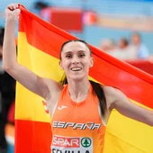 Paula Sevilla con la bandera de España tras ser medalla de bronce Paula Sevilla con la bandera de España tras ser medalla de bronce