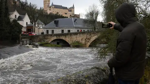 Imagen de ayer sábado de Segovia donde las intensas lluvias afectaron a diversas zonas, como se observa en la constante crecida del río Eresma. Imagen de ayer sábado de Segovia donde las intensas lluvias afectaron a diversas zonas, como se observa en la constante crecida del río Eresma.