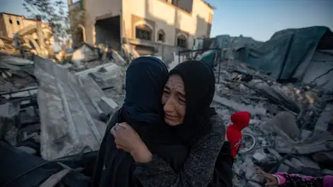 Esta imagen forma parte de un conjunto de fotos del fotógrafo de la EPA Haitham Imad que ganó el primer premio en la categoría de noticias de última hora de los premios Best of Photojournalism de la Asociación Nacional de Fotógrafos de Prensa. Esta imagen forma parte de un conjunto de fotos del fotógrafo de la EPA Haitham Imad que ganó el primer premio en la categoría de noticias de última hora de los premios Best of Photojournalism de la Asociación Nacional de Fotógrafos de Prensa.
